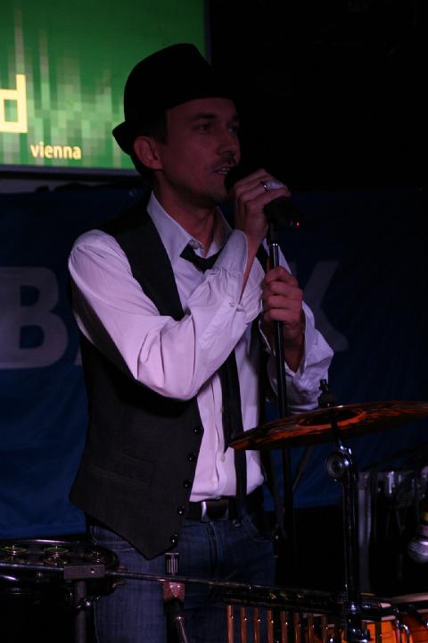 2008-11-28 M3_live at replugged 020.jpg